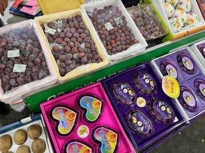 秋季时令水果大量上市 西梅、石榴、秋月梨等颇为走俏