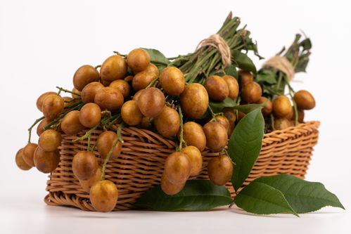 夏日果香 白底果篮中的黄皮果美食摄影